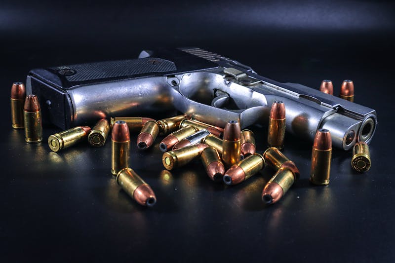 cargos por agresión con arma mortal en California